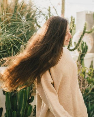 Longs cheveux bruns en mouvement